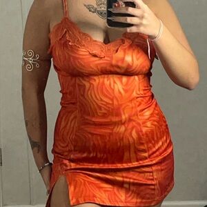 cute mini sleeping orange pattern dress. used one time. no brand. size S/M 💌